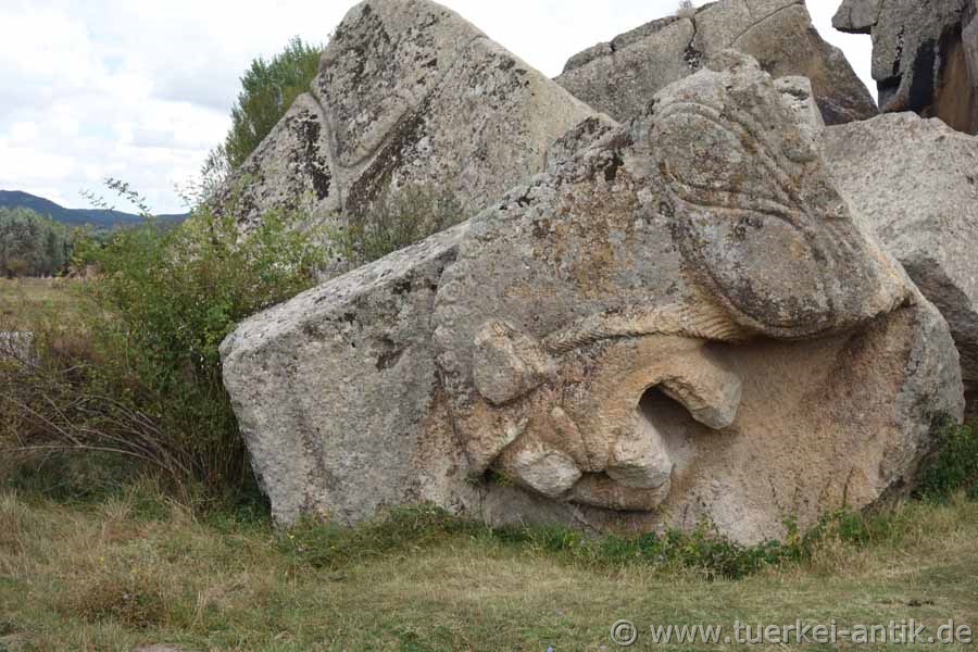 Aslantaş and Yilantaş in Phrygia
Aslantaş (also Arslantaş (Lion's stone) and Yılantaş (Snake stone) are two Phrygian rock chamber graves in the Phrygian valley.