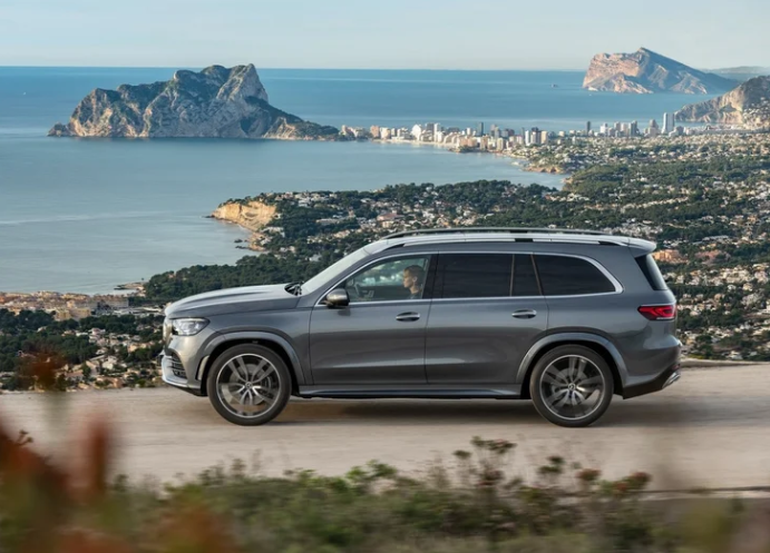 BlueChipDealers's tweet photo. The Mercedes-Benz GLS is on its way to South Africa. It's stated as being an S-Class SUV with off road capabilities. It is coming with two options, the GLS 400d and the GLS 580. The 400d which is the cheaper option comes equipped with a 3.0-litre turbodiesel straight-6 motor https://t.co/mfj6CUjC6S