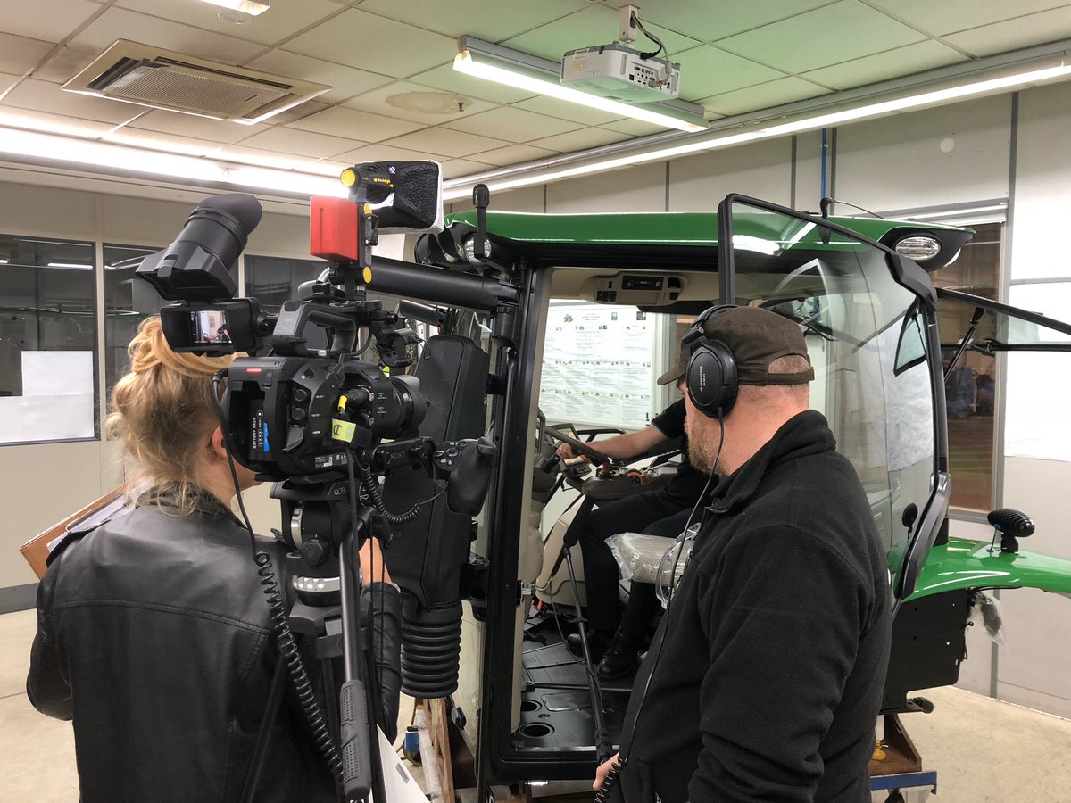 DeltaVision's tweet photo. Behind the scenes - n-tv Reportage wie entsteht ein Traktor https://t.co/6WxEQ0sDrb #filmproduktion #tvproduktion #kamerateam #ebteam https://t.co/dJdUJkr7Ah