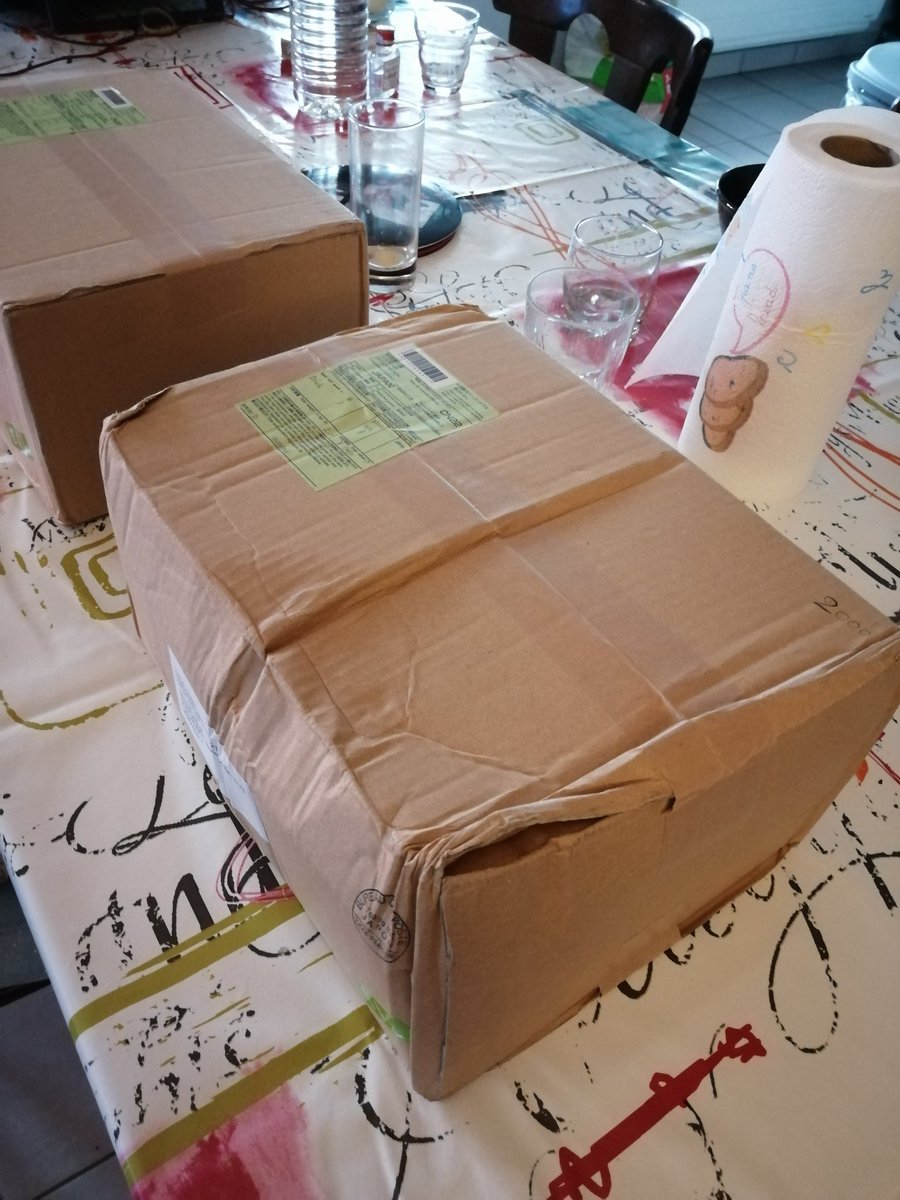 M_J_Swan's tweet photo. J'étais toute contente de recevoir mes colis @CandysanShop et puis j'ai vu l'état du carton... 2 paquets ouverts et 3 sticks en miettes 🤬
Merci La poste. Putain ! (photo dans le tweet) https://t.co/qrOogV7ha0