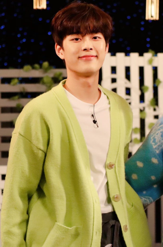 [📸] #아이돌다방 시즌2 여섯 번째 영업 비하인드 

힘든 월요일도 잊게 만드는 상큼함! 😆🍏
오늘도 피로회복제는 돌다방 선호사장님으로💛

#유선호 #YOO_SEONHO