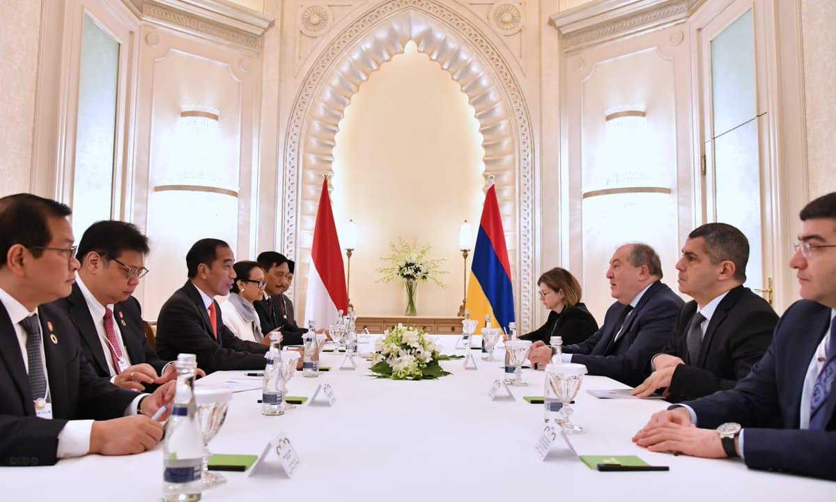 jokowi's tweet photo. Bertemu Presiden Armenia, Armen Sarkissian di Abu Dhabi, hari ini, saya meminta fasilitas bebas visa bagi WNI, seperti  yang kita berlakukan kepada warga Armenia. Presiden Sarkissian berjanji untuk segera menindaklanjutinya. 

Saya juga meminta prioritas kerja sama di bidang IT. https://t.co/trztiIBhMs
