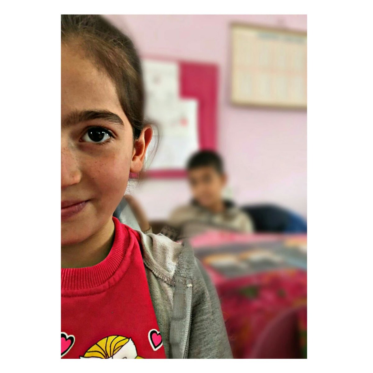Dünyayı bir çocuğun gülümsemesi güzelleştirecek ☺️👧🏻🌸                    #BirElUzatBirKalbiAydınlat