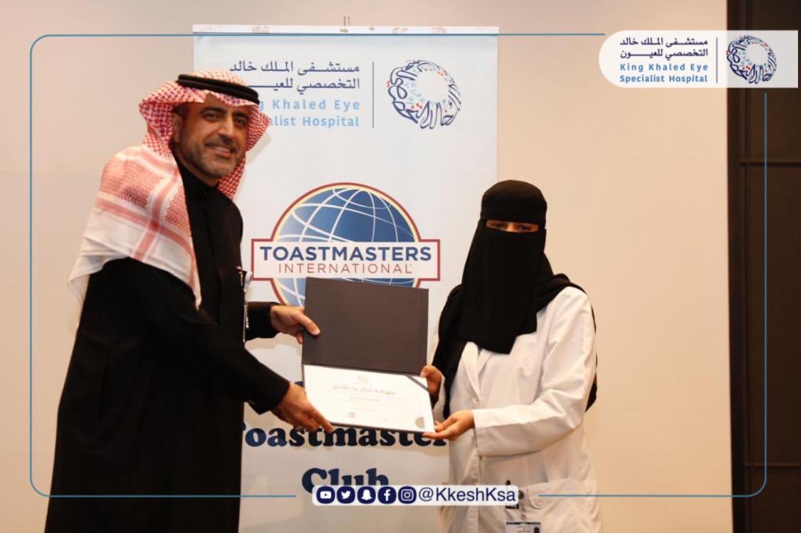 KKESHKSA's tweet photo. كرم الرئيس التنفيذي بالمستشفى د.عبدالعزيز الراجحي الهيئة الإدارية لنادي التوستماسترز "رؤية المستقبل" لخدمتهم في إدارة وتنظيم النادي خلال عام ٢٠١٩ ، وتم تنصيب هيئة إدارية جديدة لإكمال مسيرة النجاح لعام ٢٠٢٠.

تمنياتنا لهم بالتوفيق https://t.co/Z9Z1uif5En