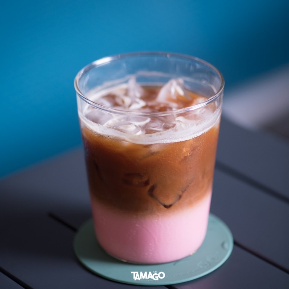 tamagofreemag's tweet photo. คาเฟ่ใต้ BTS #ปุณณวิถี‼
#ArchCafe ตกแต่งสไตล์ยุโรป เน้นรูปทรงโค้งมน มีสระวายน้ำชิคๆ มุมถ่ายรูปเพียบ ที่นี่ทำเครื่องดื่มได้น่าสนใจ》🥃 Chai Herbal Black Teaชาดำผสมสมุนไพรเครื่องพะโล้ดื่มสดชื่น
🕙 ศ.-พ.09.30-17.30น. ปิด พฤ
☎️ 06-5916-3239
@kinjubkinjib #tamagofreemag @gourmetthai https://t.co/KjzNuYwe4A