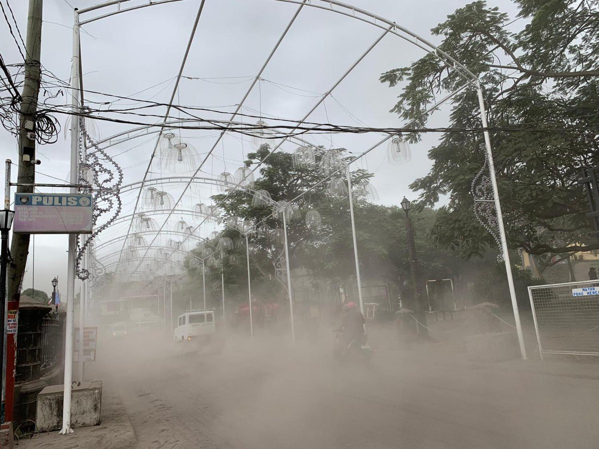 rapplerdotcom's tweet photo. LOOK: The municipality of Taal under a thick layer of ash. The only signs of life are mostly the ongoing evacuations. 

Photos by Loreben Tuquero/Rappler #TaalVolcano #TaalEruption2020 https://t.co/u3uN3fr4HE