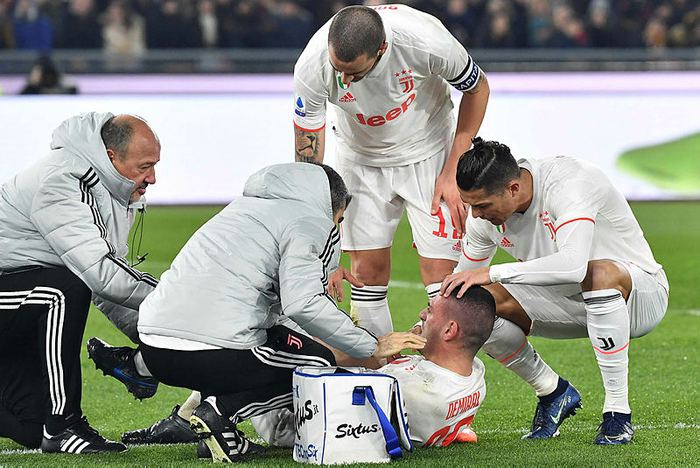 futboltaccom's tweet photo. ➡️📷 Milli futbolcumuz Merih Demiral sakatlanınca ilk yanına koşan isim Cristiano Ronaldo oldu. https://t.co/afaqoRrluC