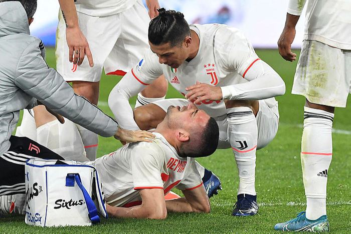 futboltaccom's tweet photo. ➡️📷 Milli futbolcumuz Merih Demiral sakatlanınca ilk yanına koşan isim Cristiano Ronaldo oldu. https://t.co/afaqoRrluC