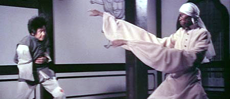 出口ナオト ダルシムはモロに 片腕カンフー対空とぶギロチン の腕が伸びるインド人が元ネタなんだけど よく当時のカプコンスタッフがこのへんからネタ拾ってきたってことですよね Rt T Co Tzko5ktpvi Twitter