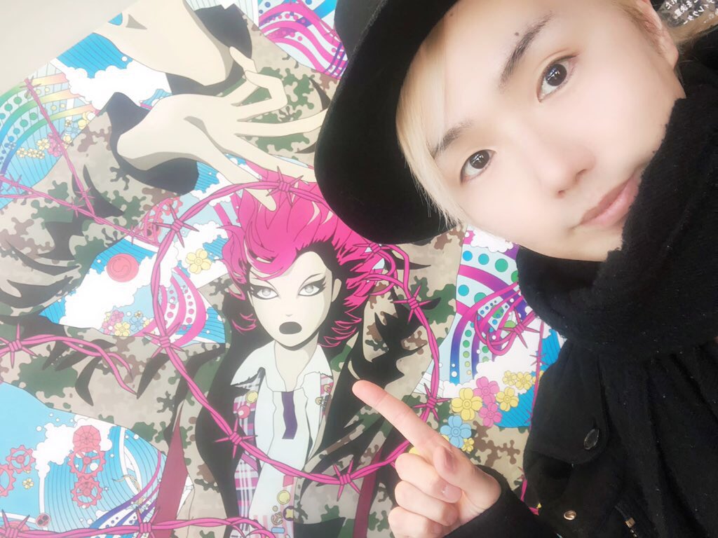 hideさんのスタイリスト
高橋恵美さんと
代官山蔦谷書店さんに
「#hide 2020 Visual art Exhibition」の
展示を見に行ってきました^^
この本に参加させていただいて
恵美さんとお仕事をさせていただいて
自分の事と作品を展示していただいて
それを恵美さんと一緒に見る
と言う夢のような時間でした✨