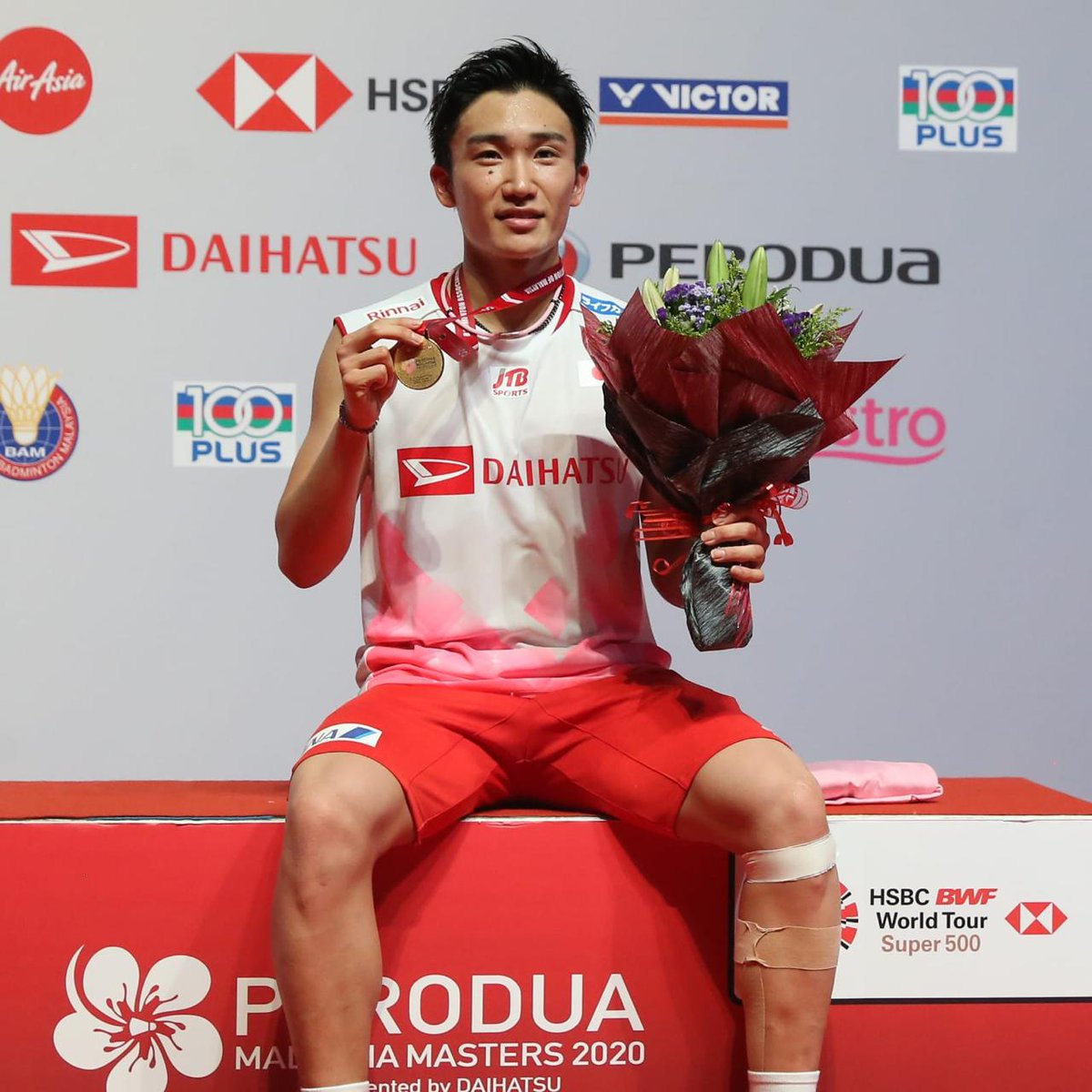 NeerajShuttler's tweet photo. Wishing a speedy recovery to world no 1 @momota_kento. Get well soon champion #kentomomota #badminton #BadmintonMalaysia #sportingsolutions @YonexInd @yonex_com https://t.co/FpGLA1nVLB