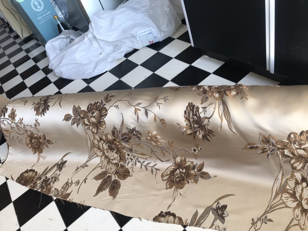 apollo_1116's tweet photo. 拡散希望！

高級カーテン生地を一反買いしたのでカット賃込みで販売します。
ミルクティ色の生地に大ぶりな薔薇の刺繍があしらわれた上品な布です。

金色の糸がふんだんに使われているのでキラキラ輝きます。

幅　約110センチ
カット賃込み　1メートル3000円
着払い

リプかDMください！ https://t.co/hT50XzVgyp