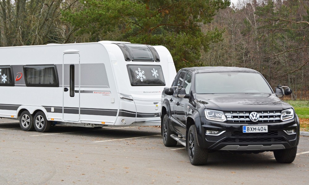 caravanlehti's tweet photo. Koeajossa: Volkswagen Amarok DC Aventura 3,0 TDI matkailuvaunun vetoautona
#karavaanarit #vetoauto #matkailuvaunut https://t.co/61LyxwVvGG https://t.co/o1QZgweuTa