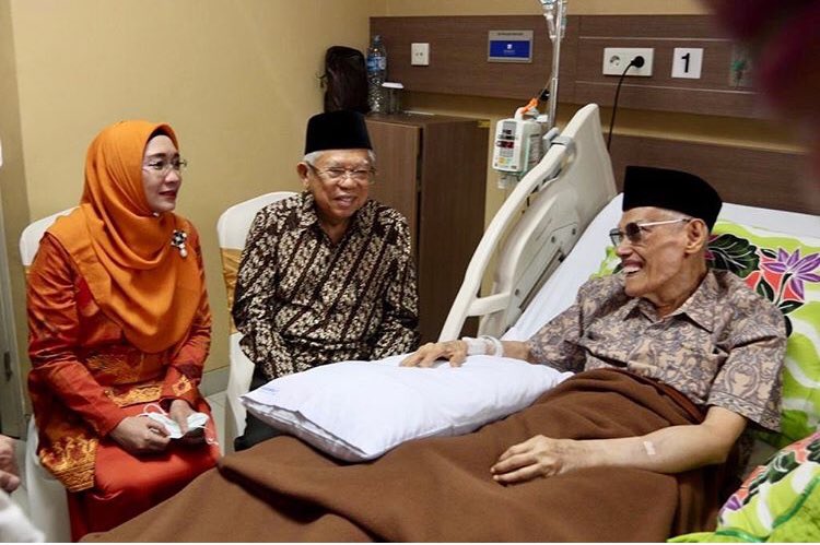 nahdlatululama's tweet photo. Wapres RI Prof KH Ma’ruf Amin bersama Istri membesuk Prof KH Ali Yafie di Rumah Sakit, Senin pagi (13/1/2020)

اللهم ارزقهما الصحة والعافية والسلامة والنجاح https://t.co/n1yHKwt5C6