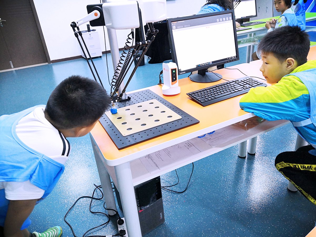 DDROBO_Robotics's tweet image. Elementary school students in China are learning programming courses with Brobot desktop robotic arms.