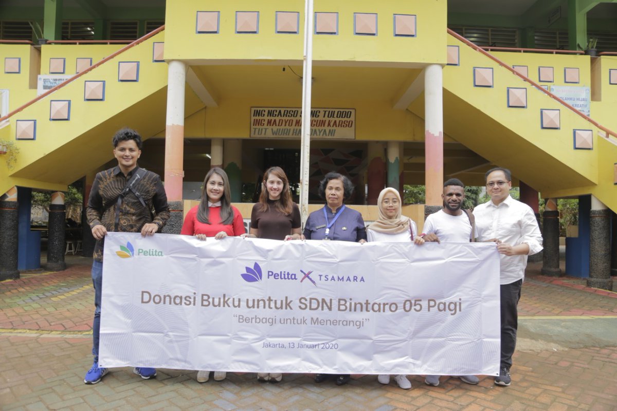 RajaJuliAntoni's tweet photo. Setelah gotong royong bersihkan SD ini, hari ini sis @TsamaraDKI @IsyanaBagoesOka bro @sigitwid bersama Yayasan Pelita memberikan donas buku unk perpustakaan. Buku2 di perspustakaan SD ini terendam banjir 1 Januari lalu. #SemaiSolidaritas https://t.co/AddqH7qISp