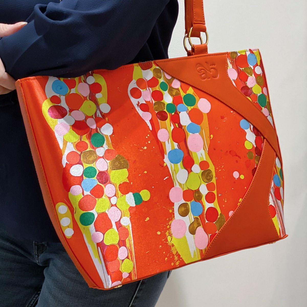 arts2be's tweet photo. Have you met Lucie ? arts2be latest design in limited edition now available on our website. Here with the beautiful colours of Frank Jons. 
#MadeInBelgium #LuxuryFashion #BelgianFashion #BelgianBrand #ArtsFashion #Maroquinerie #LeatherWork #RealLeather #HandMade #FrankJons https://t.co/XGKO8KIkjE