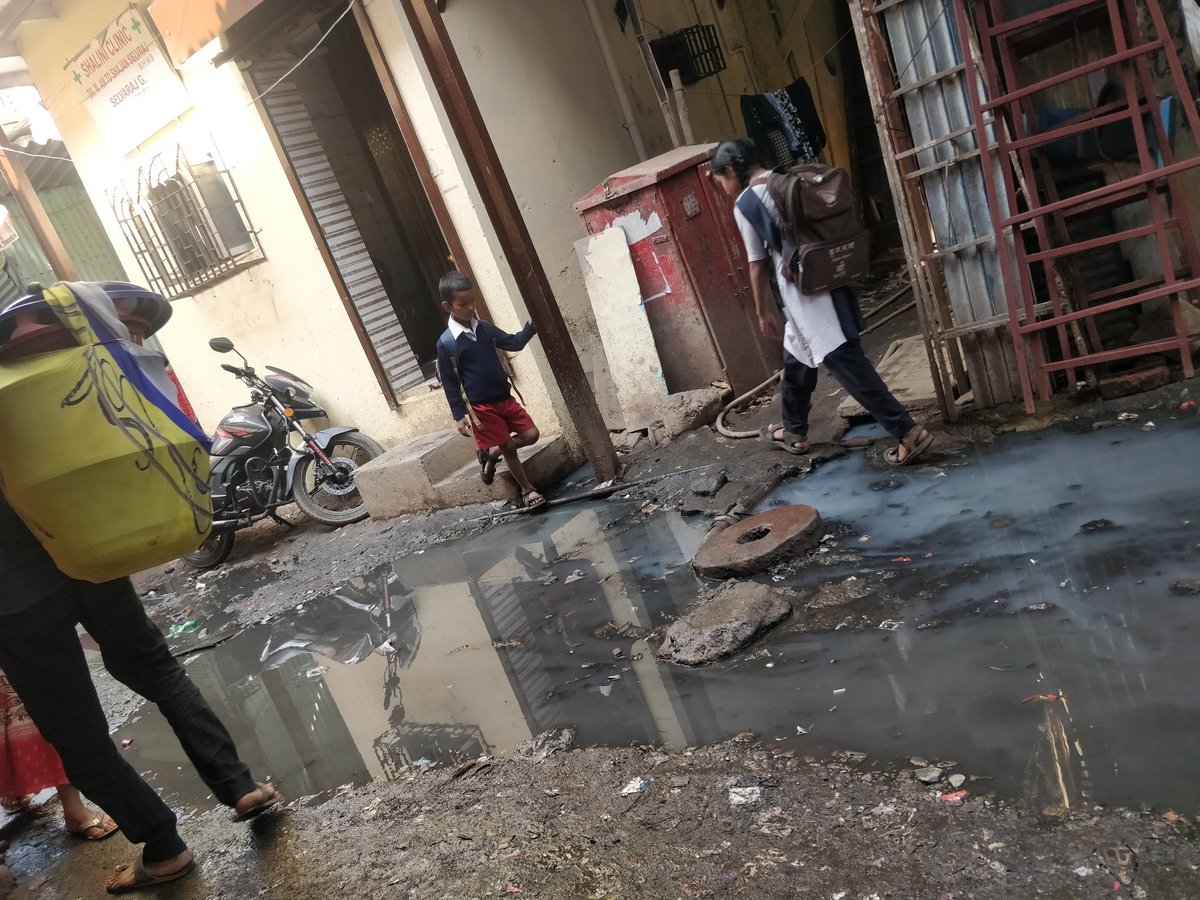 muthudevendra's tweet photo. @mybmcwardKW @AmeetSatam @renu_hansraj repeating the same complaint which did't solved yet for past two years,when will be it solved?How will children go  to school by crossing this ditch ,is it swatch Bharath , location nehrunagar,jivdhani,behind juhu police st https://t.co/UWoJGtz3sK