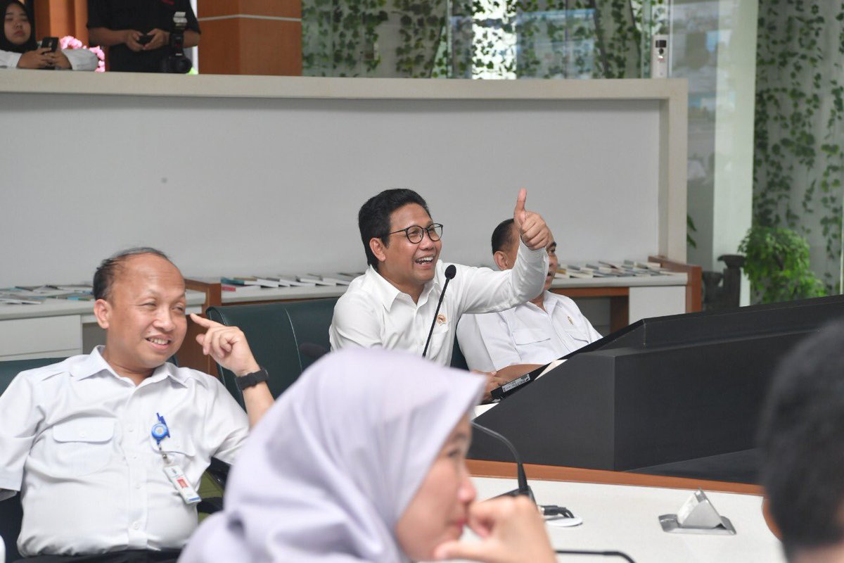 halimiskandarnu's tweet photo. Teleconfrence dengan desa-desa dan BLM di beberapa wilayah di Indonesia. Kedepan kegiatan teleconference bakal sering kita gelar untuk memastikan dan monitoring pemanfaatan dana desa.

#DesaDigital https://t.co/qU1oVT4fGn