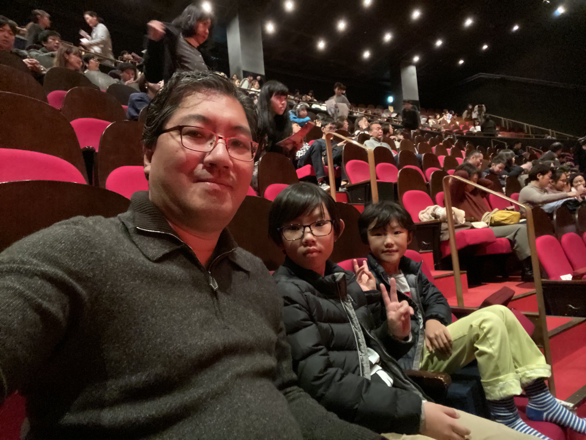 Yuji Naka 中 裕司 劇団四季劇場 海 で 劇団四季ミュージカル アラジンを子供達と観劇して来ました ミュージカルは良いですね 僕は2回目で子供達は初めてでしたが 空飛ぶじゅーたんが本当に飛んでいて凄かった そうです Yuji Naka 中 裕司 劇団四季劇場 海 で 劇団四季ミュージカル アラジンを子供達と観劇して来ました ミュージカルは良いですね 僕は2回目で子供達は初めてでしたが 空飛ぶじゅーたんが本当に飛んでいて凄かった そうです