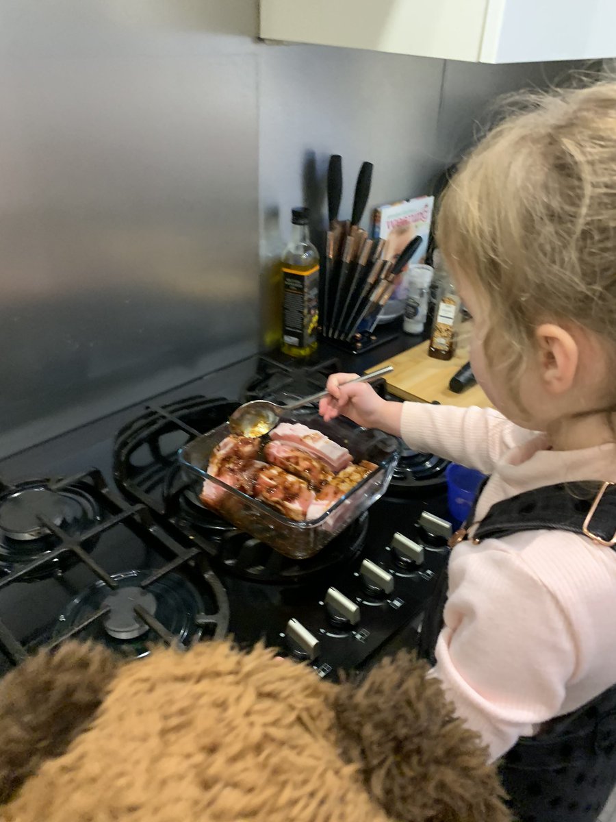 glitterandgift1's tweet photo. @RumneyPrm Daisy had fun colouring my washimals and helped to make tea https://t.co/RQl5eU9AOR