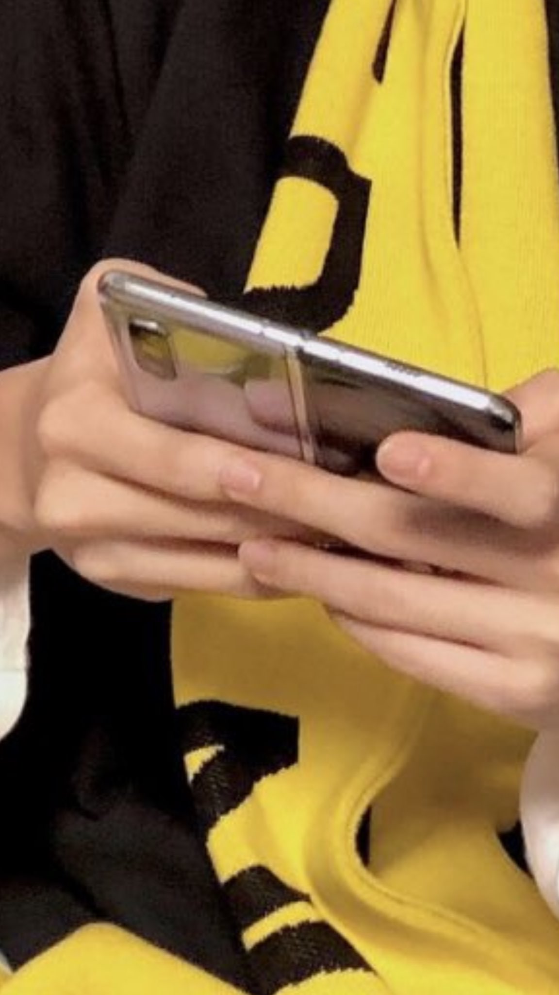 Bora An Android Foldable Phone From Samsung Bts Twt Bts 방탄소년단 Bora An Android Foldable Phone From Samsung Bts Twt Bts 방탄소년단