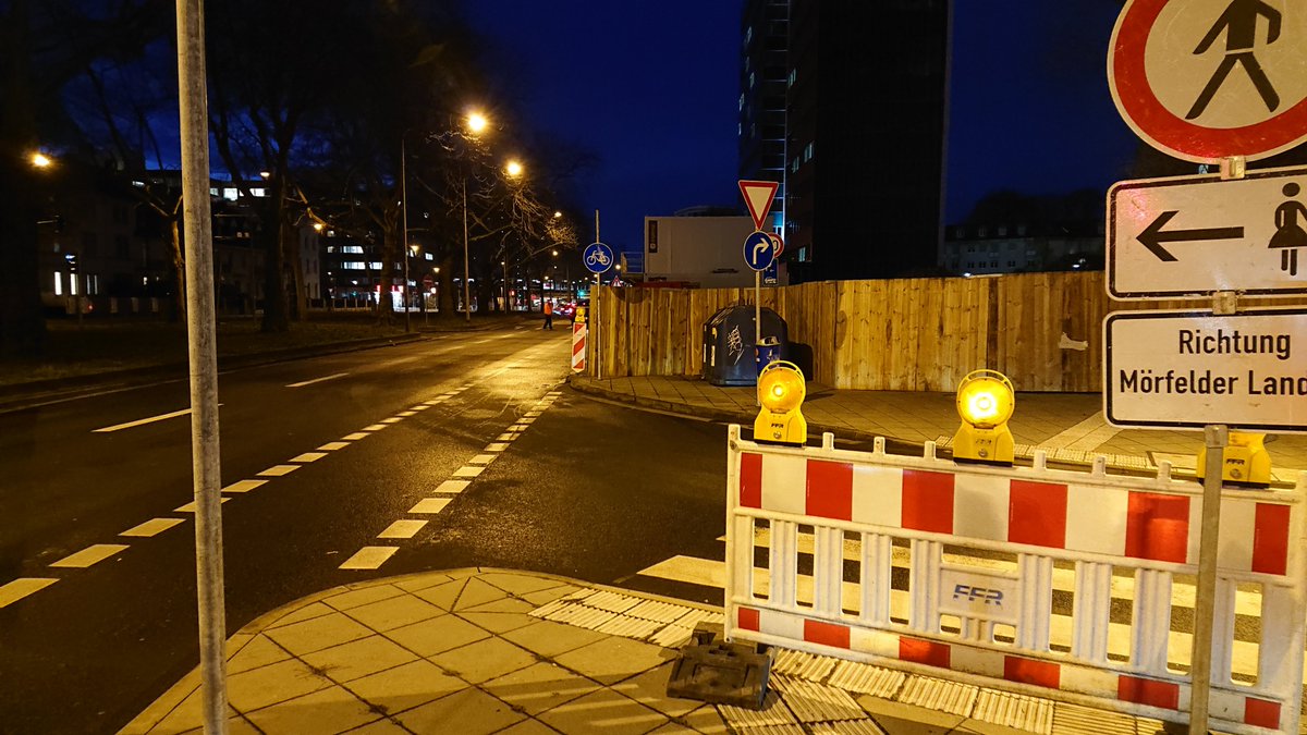 Ebbelschobbe's tweet photo. @frankfurt #Schulanfang Schulweg weg! Aus der Querung von 9 Autospuren mit 4 Ampeln wird so eine Querung von 14 Autospuren und zwei Schienen mit insgesamt 7 Ampeln. Viel Glück Kinder #runtervomgehweg #ordnungsamt #runtervomradweg #verkehrswende https://t.co/17GBK2wEMr