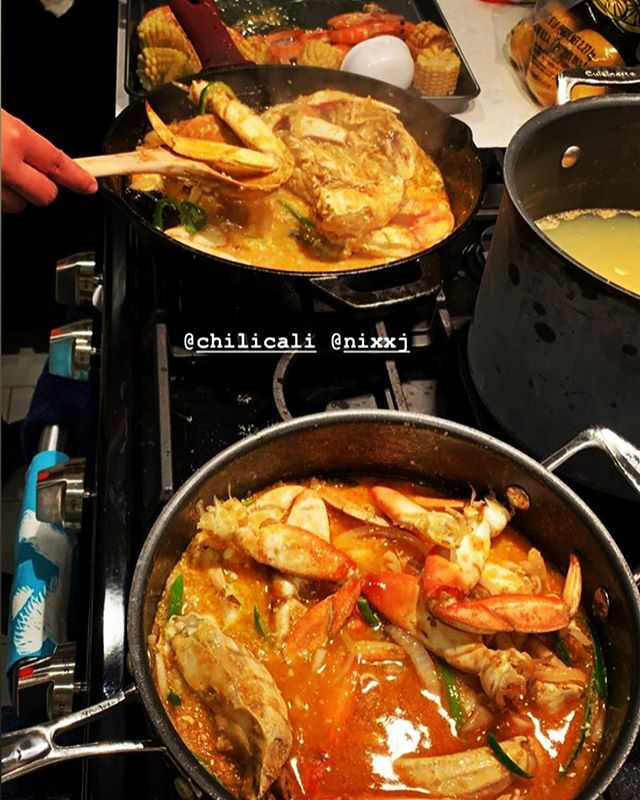 Cooking class tonight: Crabs 🦀 in Padang chili sauce. DM if you’d like to schedule an Indonesian cooking class for your party 🎉 ift.tt/2tQCpui