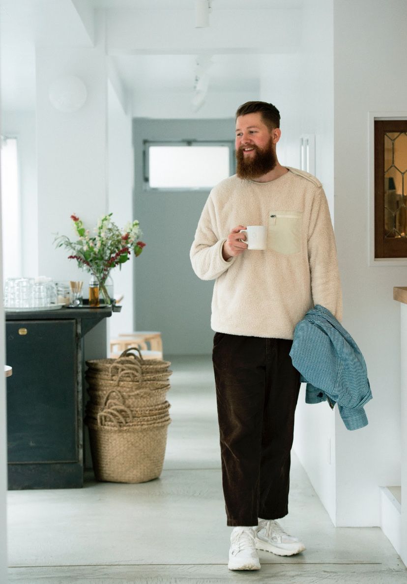 Popeye A Twitter 赤茶色のひげとオフホワイトのフリースの組み合わせが似合っている カナダ出身の広告プランナー ローランド マクシミリアンさん 駒場東大前駅近くにオープンしたカフェ Little Toy Box の真っ白な空間にも馴染んでいる