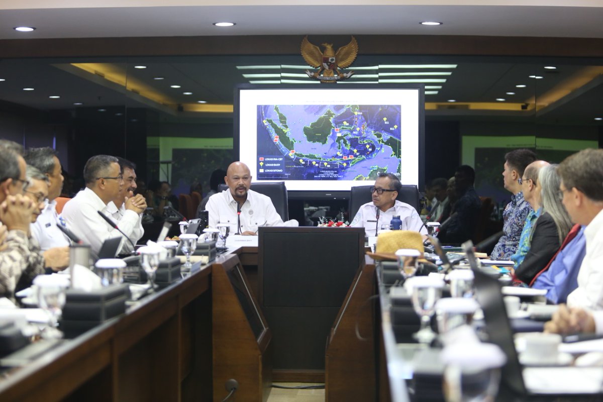 BPPT_RI's tweet image. 1. SatGab terdiri dari pemerintah, swasta serta universitas yang telah melakukan penelitian dalam 10 tahun terakhir dan menyimpulkan bahwa #SMARTcable (Science Monitoring And Reliable Telecommunications) merupakan solusi yg layak secara ekonomis untuk memenuhi kebutuhan tersebut