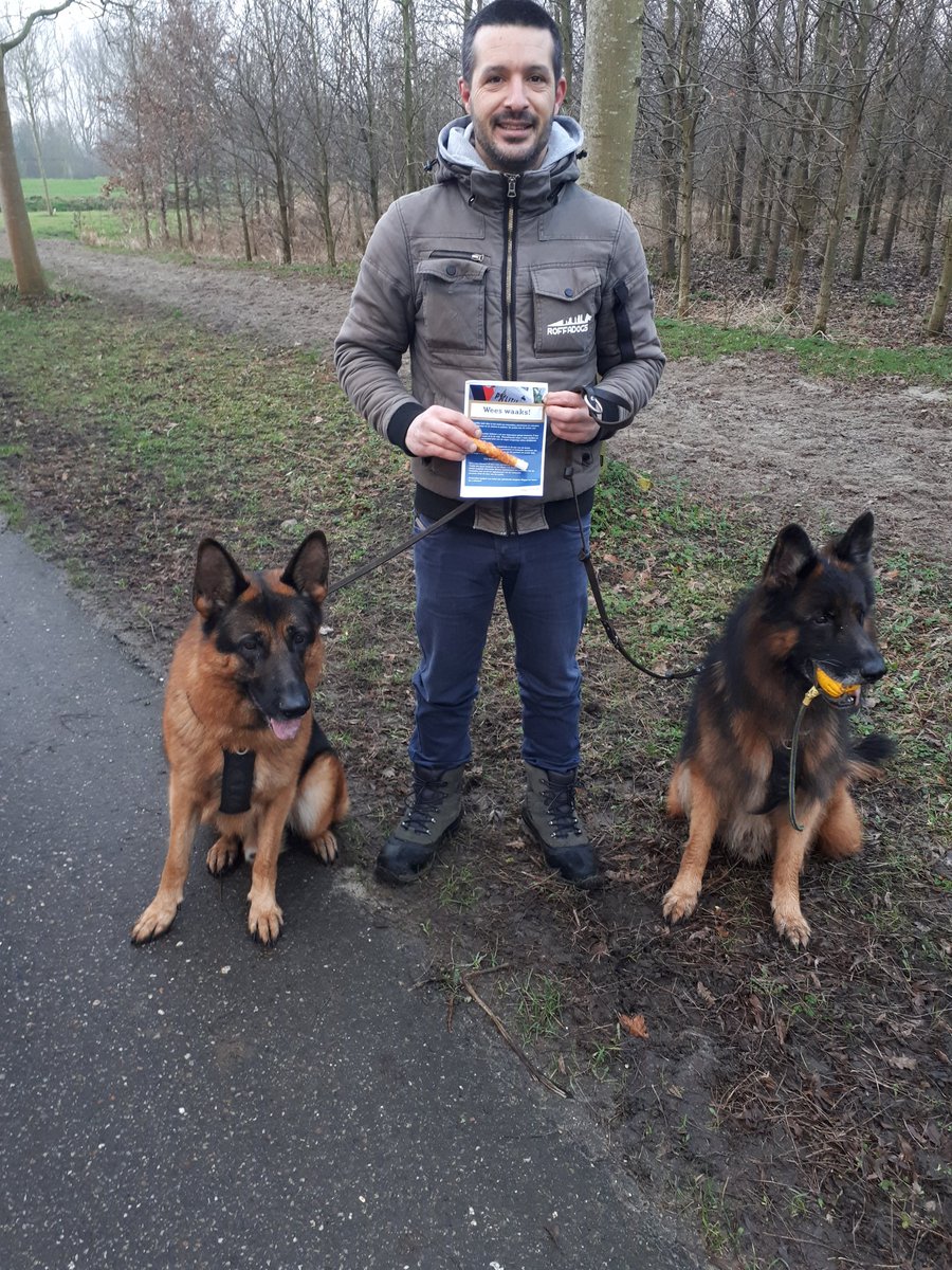 In het kader van  #waaks diverse hondenbezitters aangesproken op hun belangrijke rol in de wijk. ogen en oren van de wijk. #lansingerland #berkelenrodenrijs <a href="/VeiligLansinger/">VeiligLansingerland</a> <a href="/BTLansingerland/">BT Lansingerland</a> de eigenaar een flyer en de #hond een bot