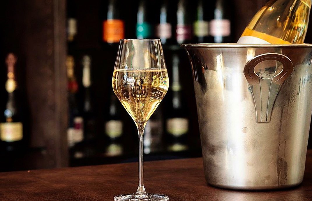 Monday... nothing a glass of champagne can’t fix. 😉 

We are open today from 12pm - 11pm to book a table call 0208 7702 4411
.
.
.
#moutard #champagne #champagnetasting #champagnebar #summerchampagne #wapping #londonbar #brunchlover #bubbles #champagnequotes #champagnelover