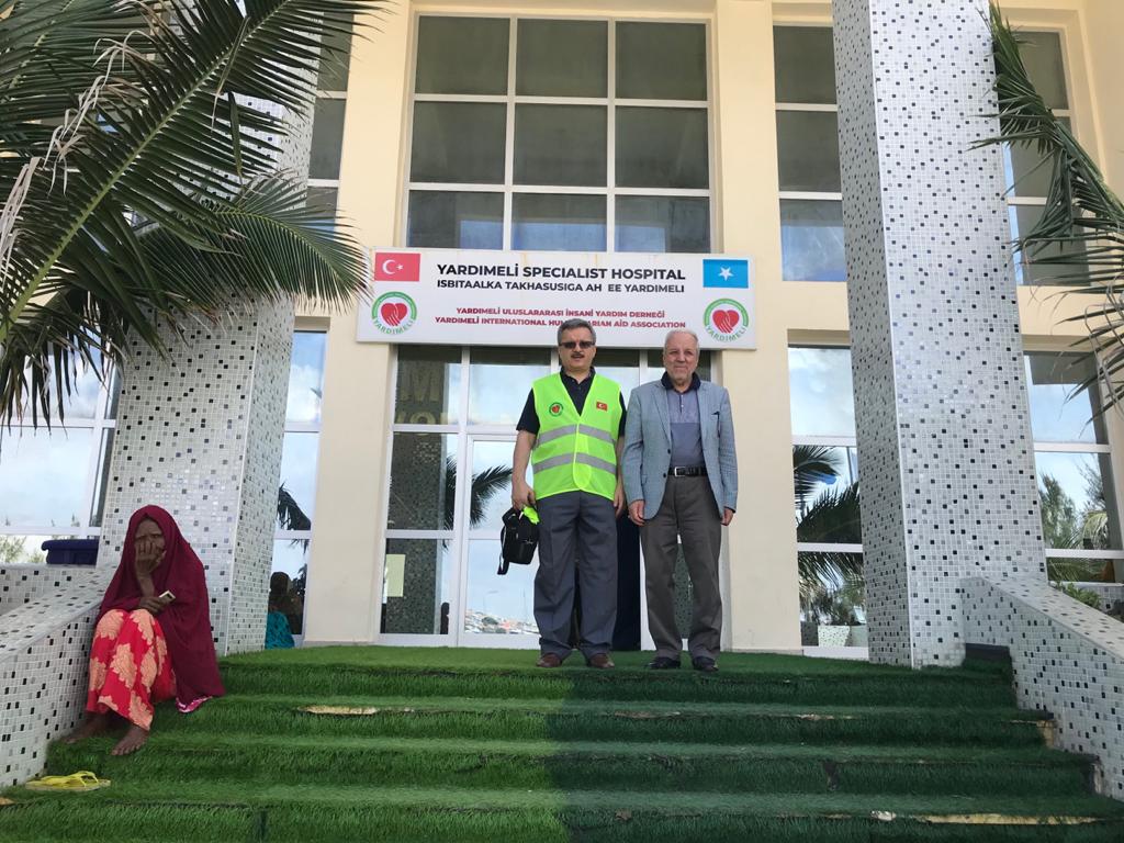 Yardımeli Derneği Başkanımız Dr. Sadık Danışman ve Genel Müdürümüz Bahri Bulut, Somali'ye inşa ettiğimiz Yardımeli Hastanesi'ni, açtığımız su kuyularını ve diğer faaliyet alanlarımızı ziyaret ettiler. Ülkemizden dua götürdüler; ülkemize dua getiriyorlar..
yardımeli.org.tr
