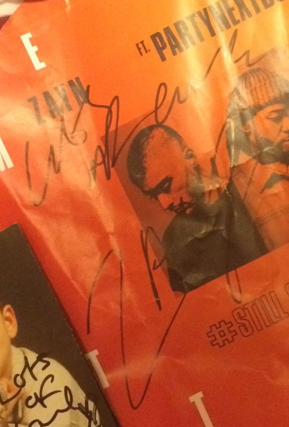 ZaynSourceFR's tweet photo. #CONCOURS | Remporte l’autographe de Zayn tout en suivant les conditions suivantes. Bonne chance à tous et à toutes! https://t.co/MvvFoc4K5n