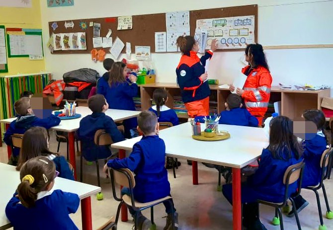 Anpasnazionale's tweet photo. 🧡👩‍🏫 🏫 iniziamo la settimana con @iononrischio nelle scuole in Umbria

#prevenzione #Anpas https://t.co/p8WhiN13BU