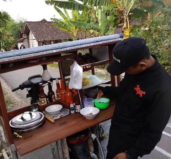 5porsi_'s tweet photo. @Husen_Jafar @WarungSejarahRI @WarungBukuIslam @WarungnyaAnak Bib, Jika kau jadi hujan biarlah aku yang jadi tukang basonya agar supaya bisa menghangatkanmu #SeninKerja https://t.co/Bq2kYySXoD