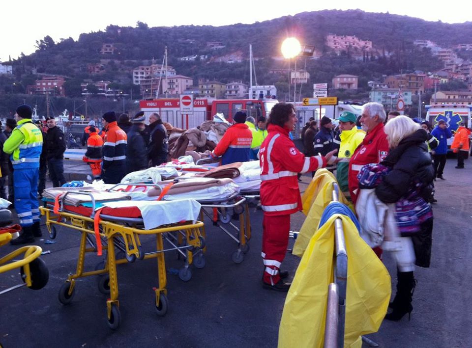 #13gennaio 2012, il naufragio della #costaconcordia. Otto anni fa la nave, con a bordo 4.232 persone, urta gli scogli dell’Isola del Giglio e squarcia lo scafo. L’incidente provoca 32 vittime. L'impegno del sistema di #protezionecivile si concentra subito nella ricerca e soccorso