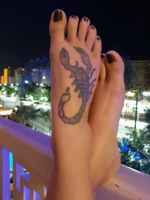 So very much enjoying some mommy's time out on the beach 🌴 https://t.co/CyXxVjJv8f<a href="/tag/momcomesfirst"class="tags"><span>#momcomesfirst</span></a><a href="/tag/mommydommy"class="tags"><span>#mommydommy</span></a>