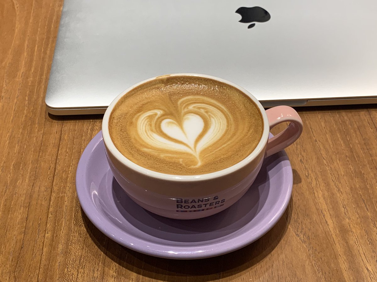 seri_edit's tweet photo. 電源&amp;wifi完備のカフェに来ると

どうぞ、お気の済むまであなたの大事なmacちゃんを開いてお仕事に没頭してくださいね...☕️

と優しく受け入れてもらってる気がして甘えてしまう😇今日もありがとうがんばる https://t.co/fBcijSGhKk