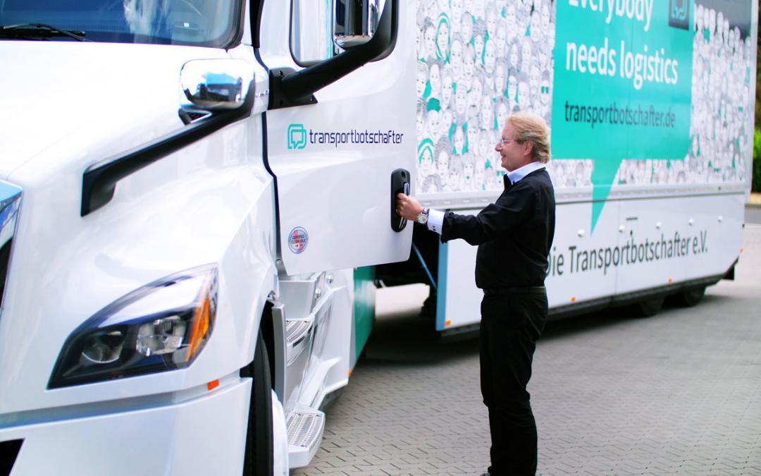 WeAreBPW's tweet photo. "Everybody needs #logistics" - right? 🤔 @TraBos_de have set themselves the task of promoting the image of transport and logistics. 🚛🔝 What's the motivation behind it? Read for yourself 📲 https://t.co/FQqQ3RQHYB #motionist #transport #transportbotschafter #timocom https://t.co/KF78JI8IVL
