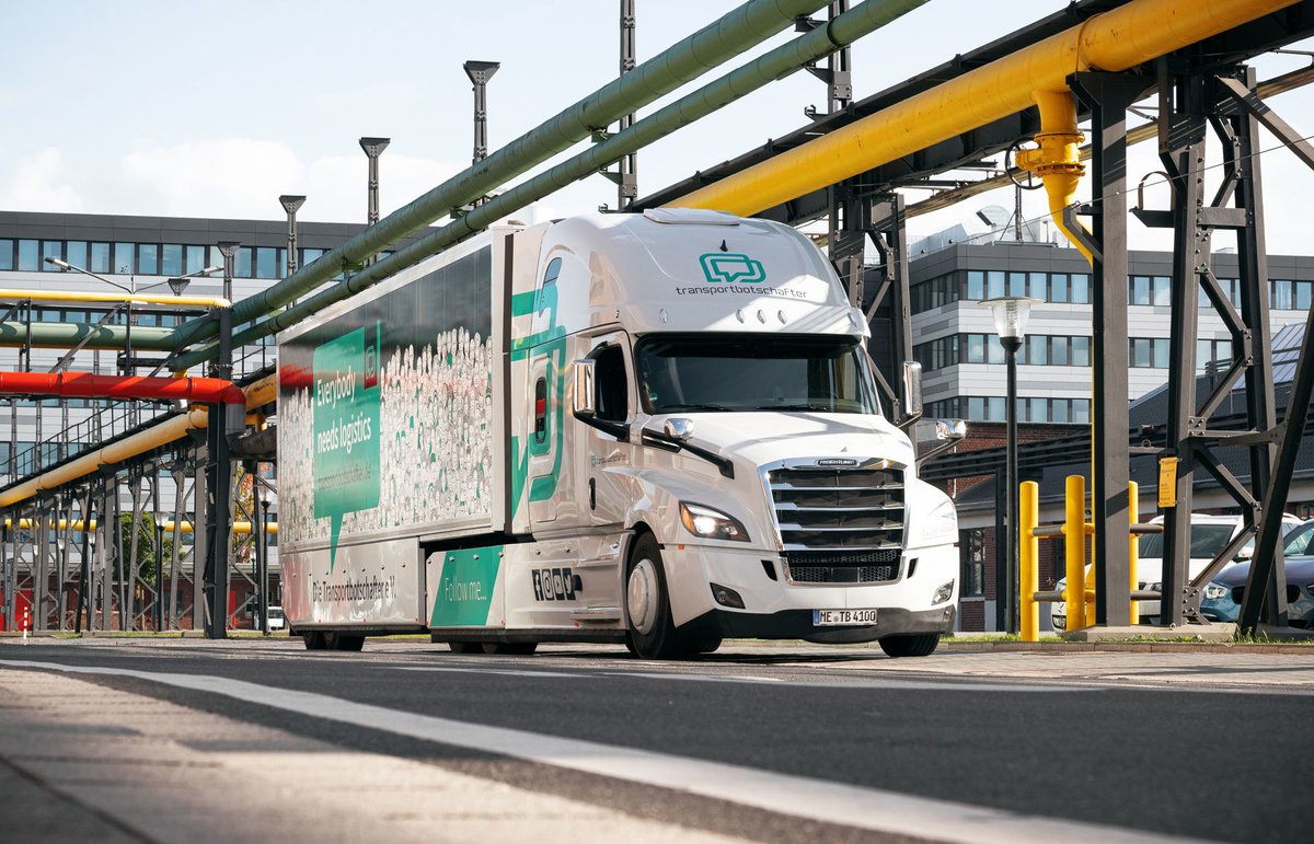 WeAreBPW's tweet photo. "Everybody needs #logistics" - right? 🤔 @TraBos_de have set themselves the task of promoting the image of transport and logistics. 🚛🔝 What's the motivation behind it? Read for yourself 📲 https://t.co/FQqQ3RQHYB #motionist #transport #transportbotschafter #timocom https://t.co/KF78JI8IVL