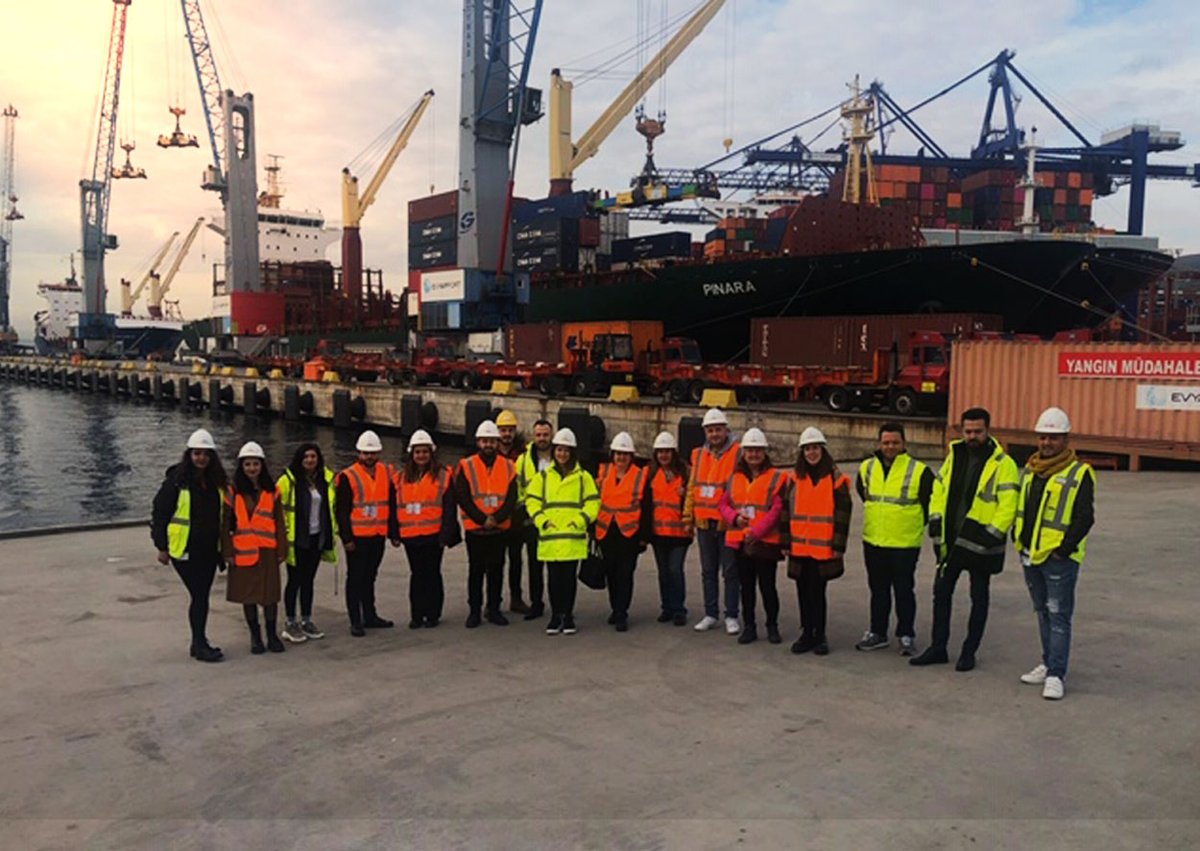 Takım arkadaşlarımızla Evyap limanını ziyaret ettik. Tüm Evyap ekibine sıcak karşılamaları için çok teşekkür ederiz, bizi çok güzel ağırladılar.

We visited Evyap port with our colleagues. Thank you to Evyap team for their warm welcome!