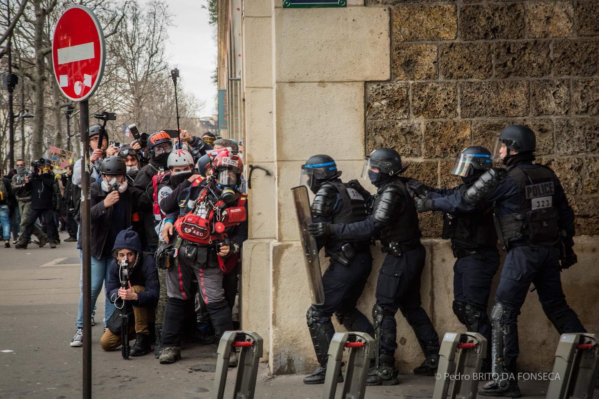 bertrandhadet's tweet image. Un samedi de manif à Paris. Quand le photoreportage est un art. Crédit @dafonsecapedro.