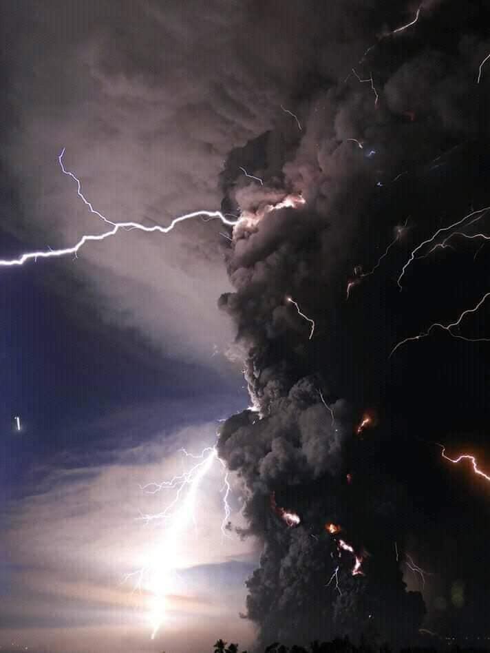 Spring_Bloooms's tweet photo. Disturbing visuals from #TaalEruption2020 #PrayForPhilippines https://t.co/JfOL4LEsSn