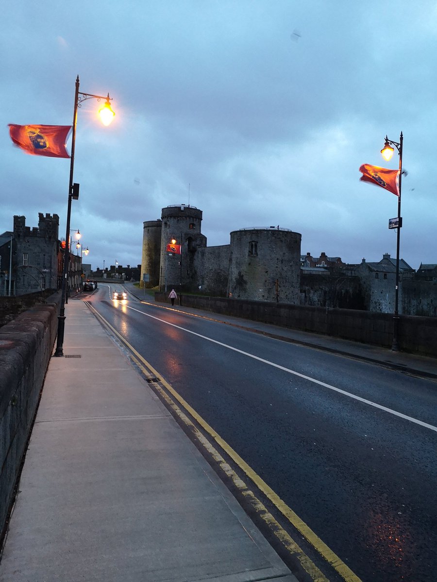 eugenesjourneys's tweet photo. The wind is starting to rise in Limerick this morning.
#StormBrendan #wind #Limerick #munsterflags #flyinginthewind #thomondbridge #kingjohnscastle #morninglight https://t.co/kul1dotIbe