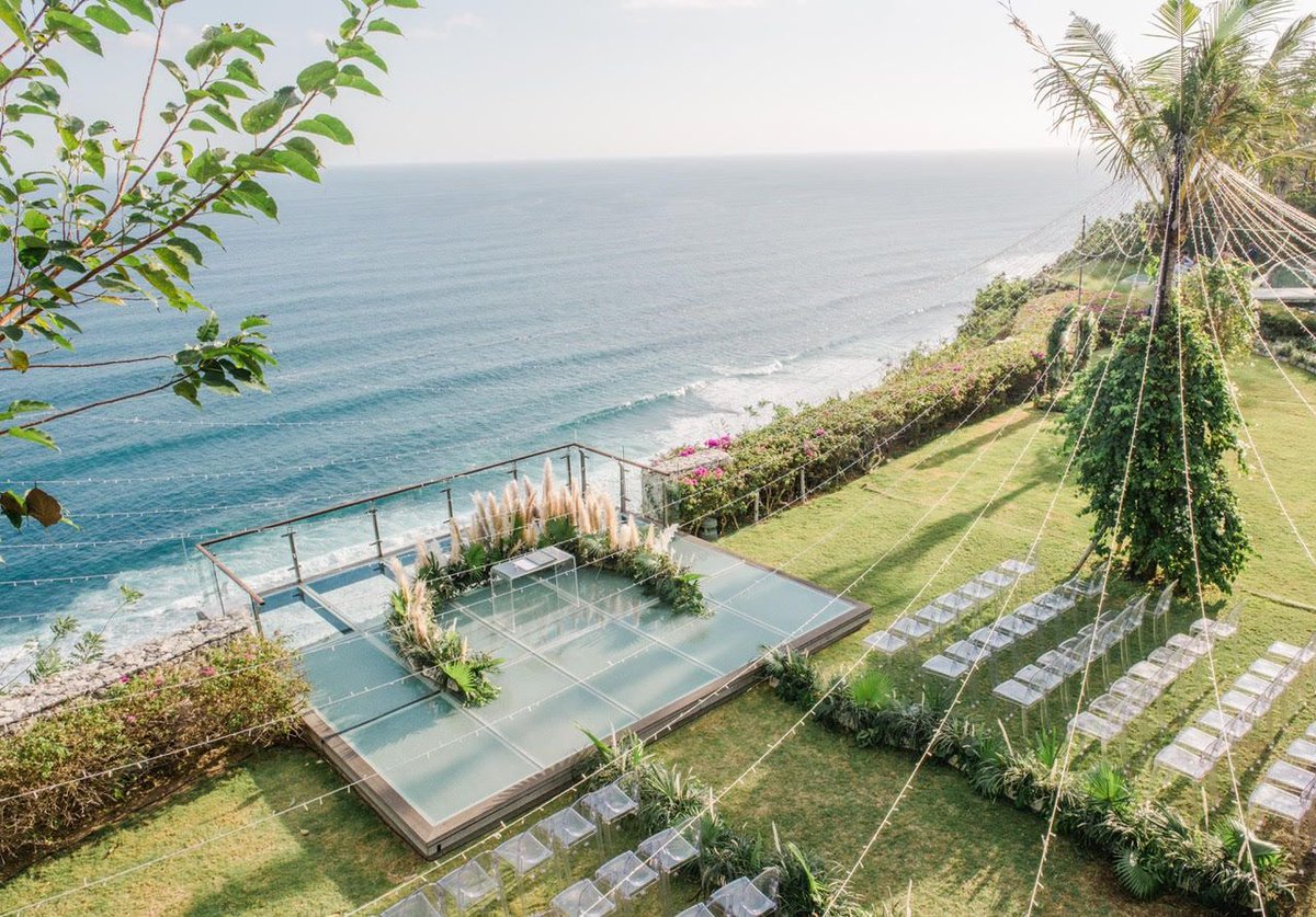 Seaside or Cliffside was mandatory. Because Ilya likes sea and I like sky” said Galuh. When they see the swiping view of the Indian Ocean and sky over the Glass Stage at Tirtha Uluwatu, they just knew it was the one!