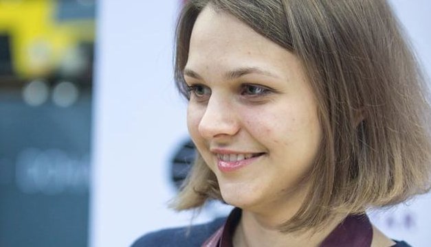 FonsiLoaiza's tweet photo. Feminismo es Anna Muzychuk, campeona del mundo de ajedrez, que se negó a vender su dignidad y rechazó jugar para un régimen que lapida mujeres. Díaz Ayuso lo que hizo ayer es blanquear el régimen de Arabia Saudí. https://t.co/rqPP4IkdOa