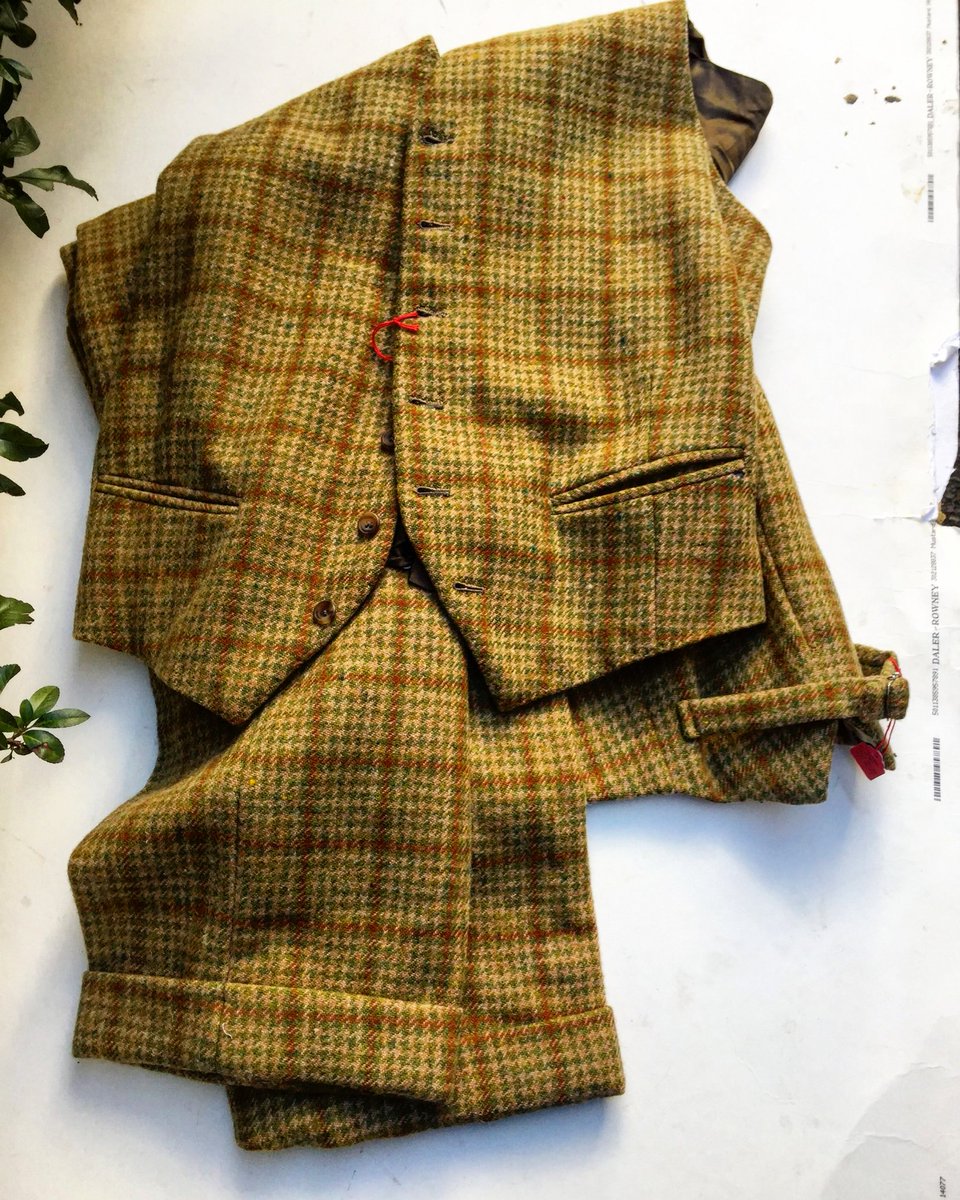 HornetsW8's tweet image. Vintage bespoke tweed waistcoat and trousers, with a waist adjuster and turn ups, no maker. size chest 44 waist 38 leg 33.
#vintagetweed #tweedstyle #countrygent #tweedwaistcoat #tweedtrousers
