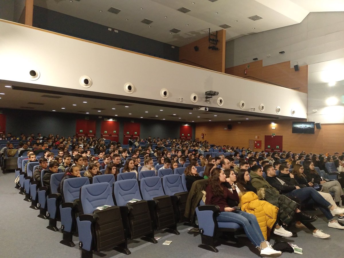 ujaen's tweet photo. 🎙️La Vicerrectora de Estudiantes de la @ujaen Encarnación Ruiz inaugura la actividad #EncuentrosUJA, que supone la primera toma de contacto con la institución universitaria para alumnado de Bachillerato y Ciclos Formativos de Grado Superior de la provincia #UJAEstudiantes https://t.co/o5C4KVcNJd
