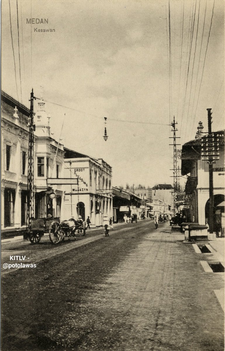 potolawas's tweet photo. Pemandangan jalan Serdangweg dan Kesawan Medan, sekitar tahun 1910.
•
📸: KITLV Leiden
•
#kesawan #potolawas #potolawasmedan #medanhits #medanpunyacerita #medanwisata #medanku #medancity #medan #medaninfo #exploremedan #wisatamedan #pesonamedan #visitmedan #bengali #infomedan https://t.co/IolpTYjsDp